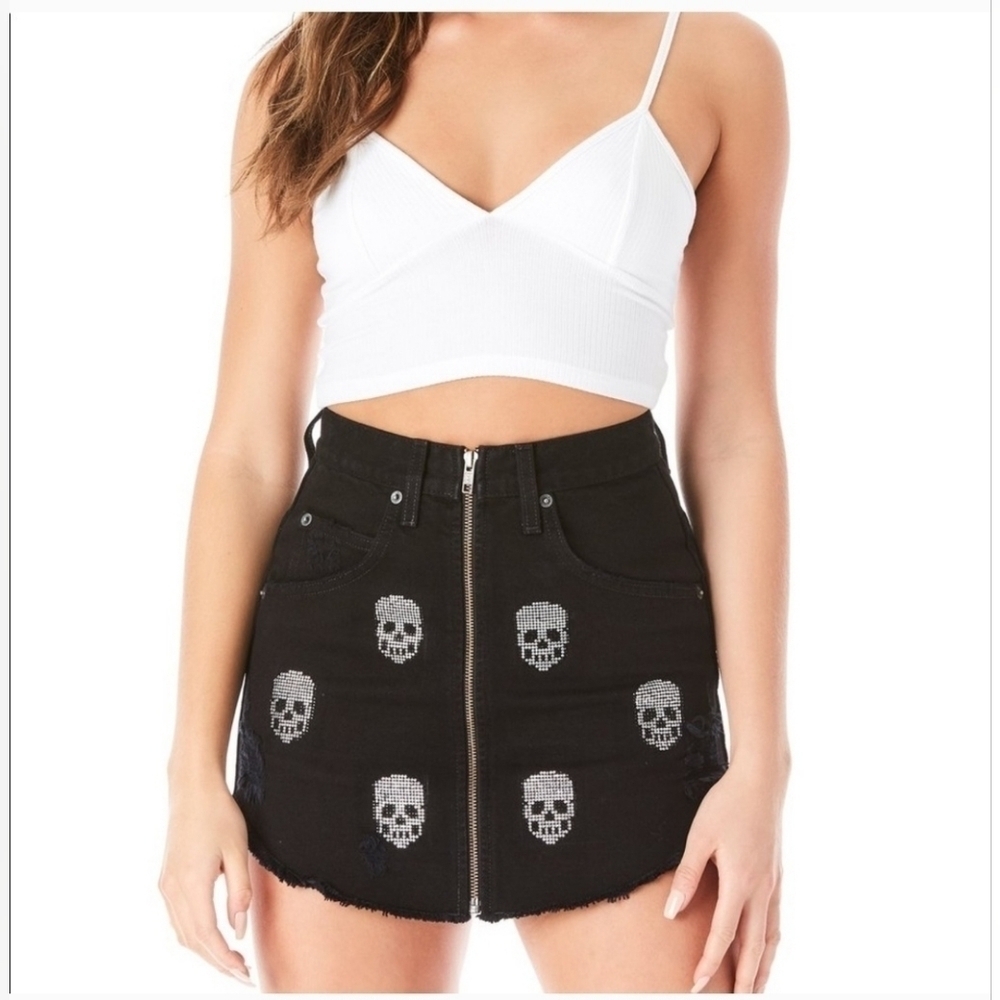 NWOT Carmar Beatrice Skull Patch Zip Front Skirt 26
